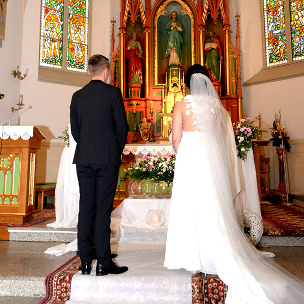 ślub, zdjęcie przed ołtarzem